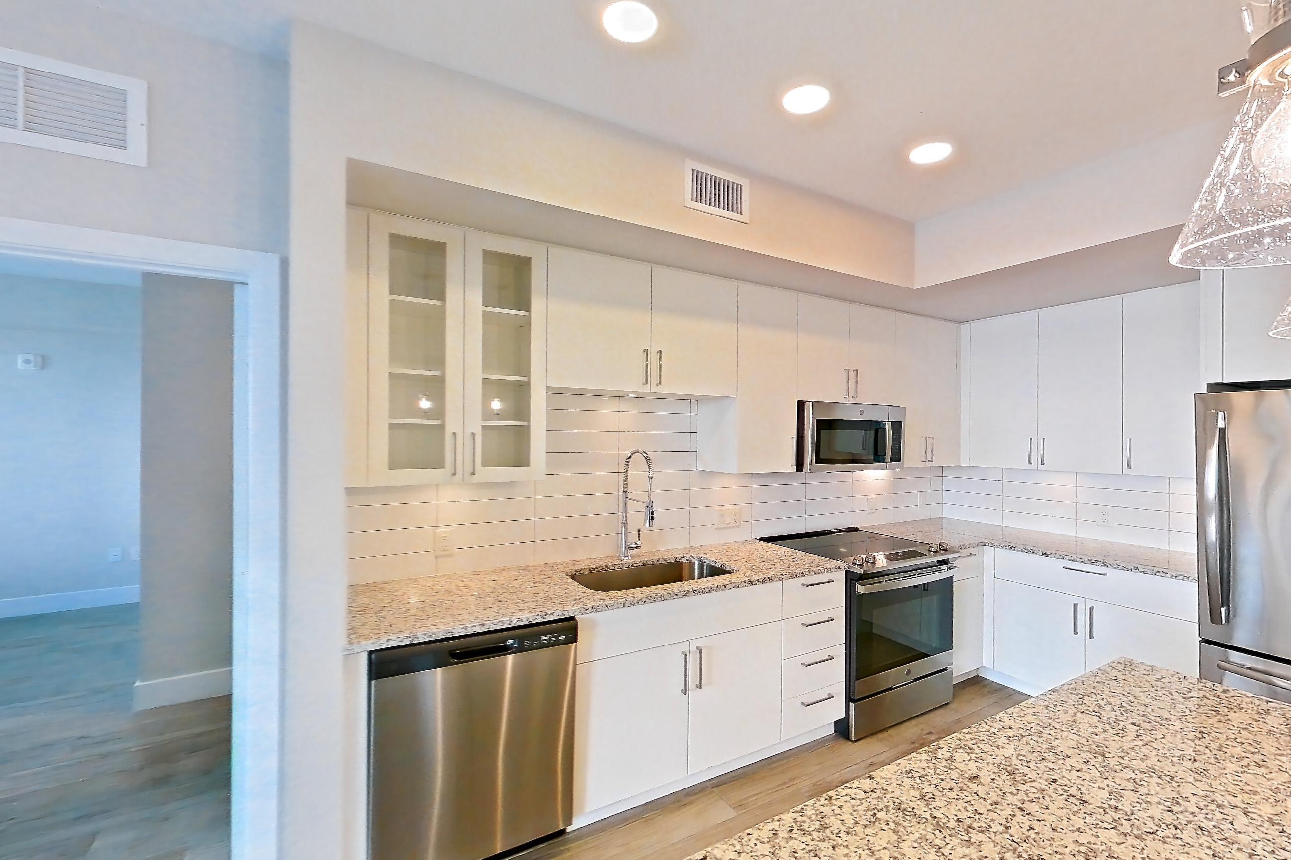 KITCHEN ISLAND CORNER