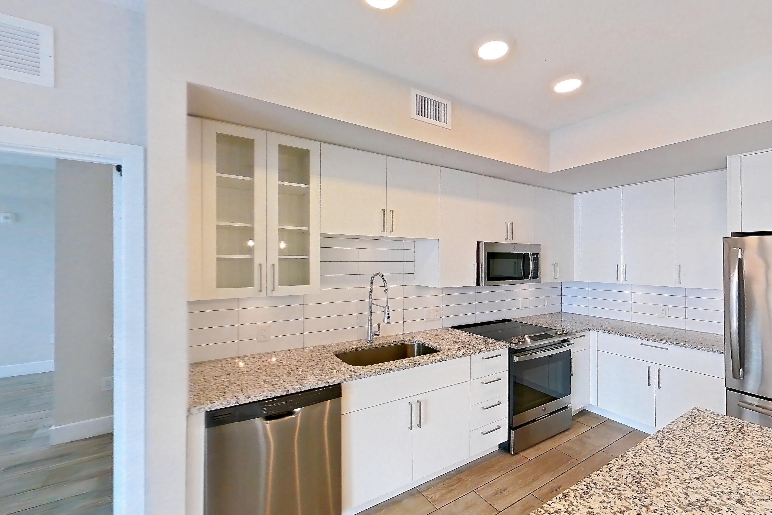 KITCHEN ISLAND CORNER