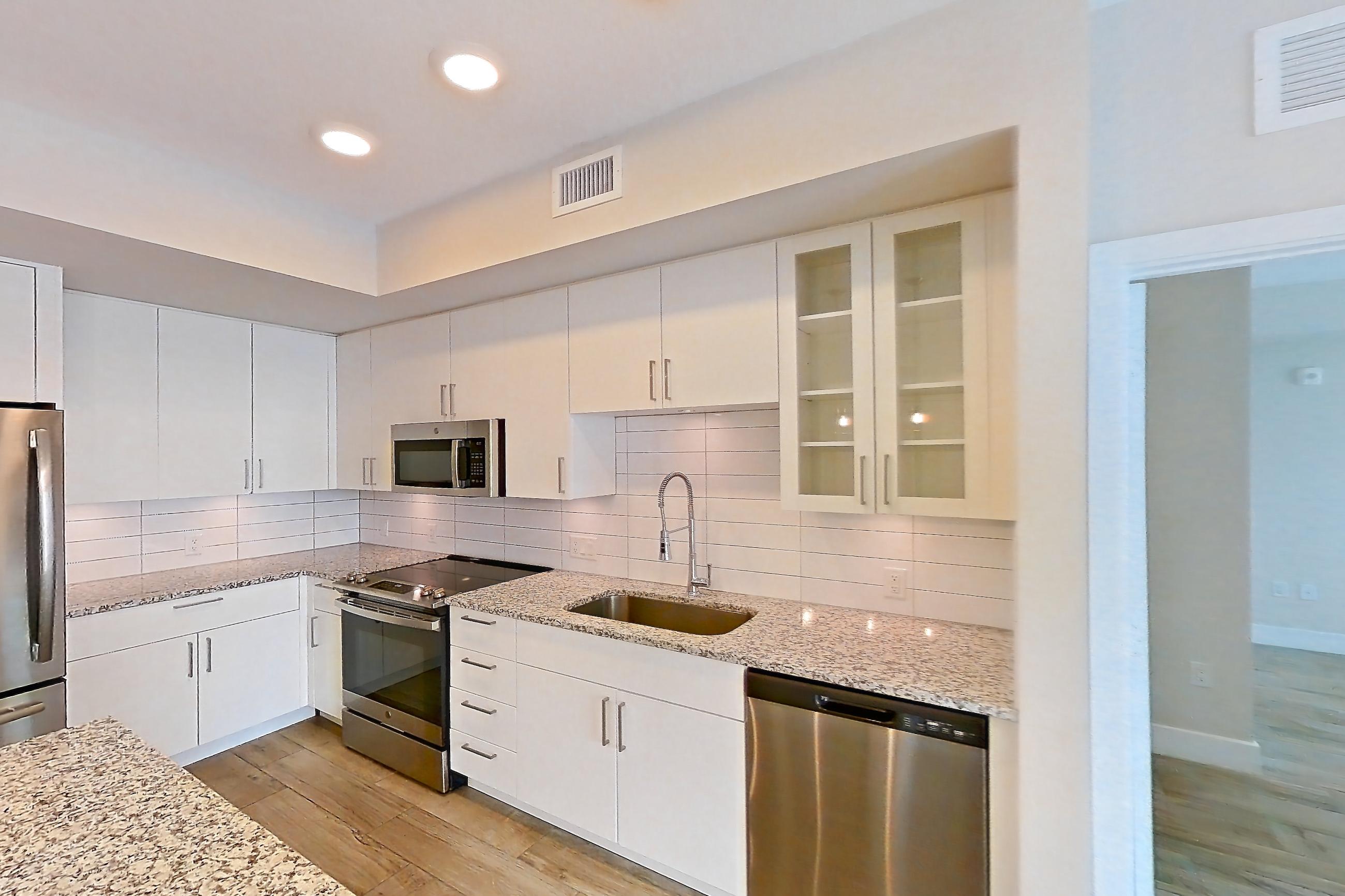 KITCHEN ISLAND CORNER