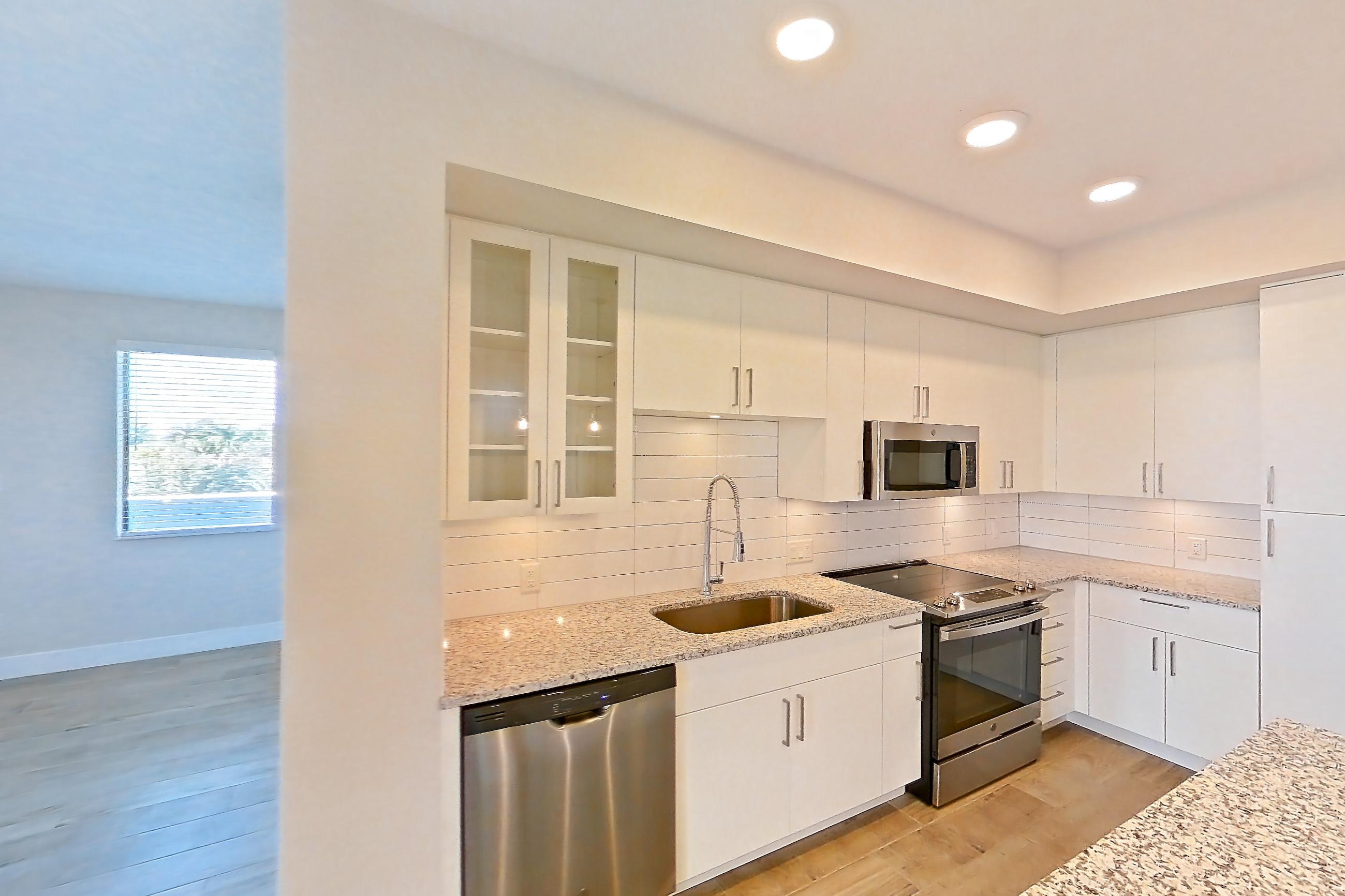 KITCHEN ISLAND CORNER