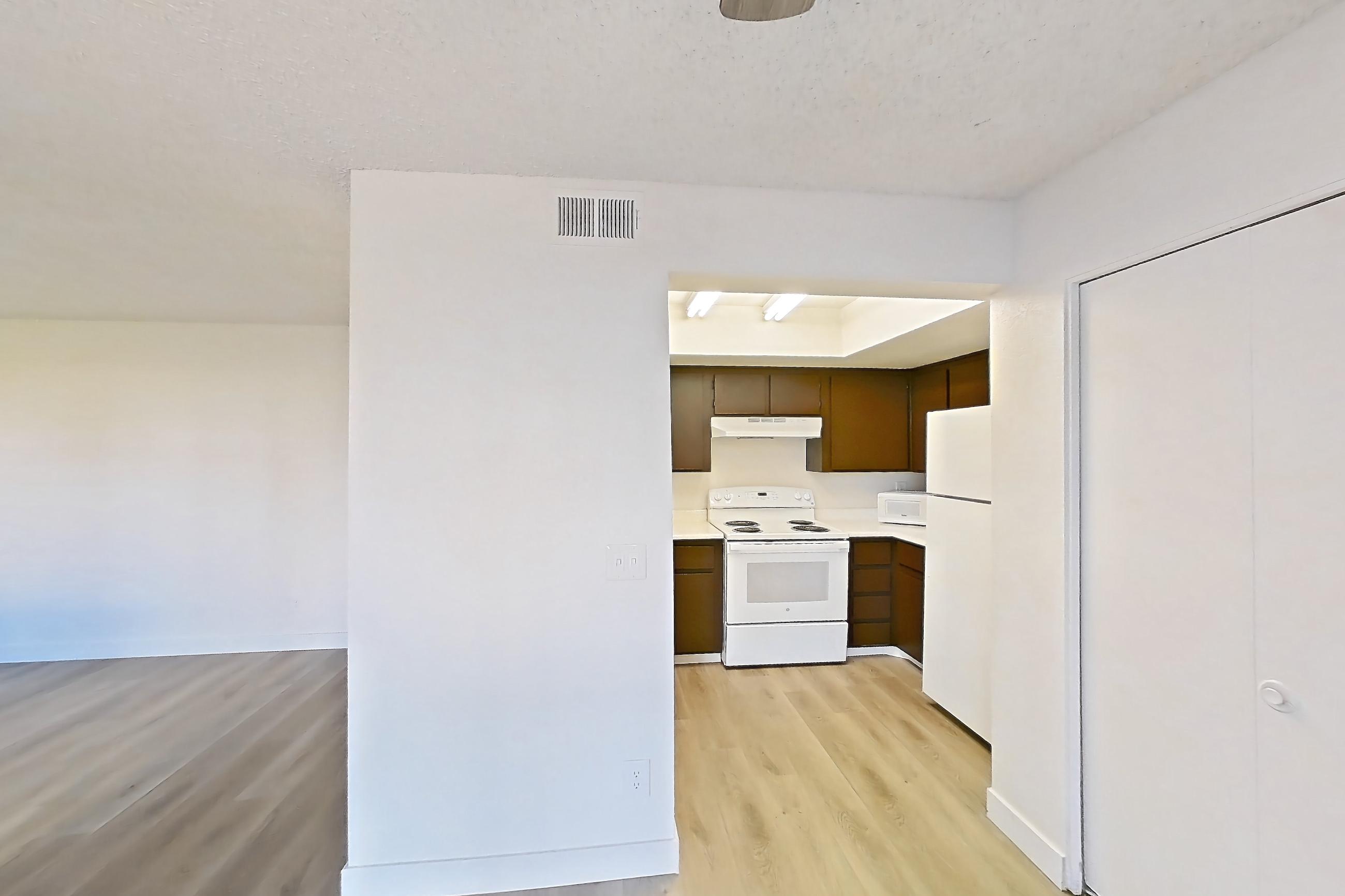 Dining room in Apartment 1088 at Meadow Glen, 2B floor plan