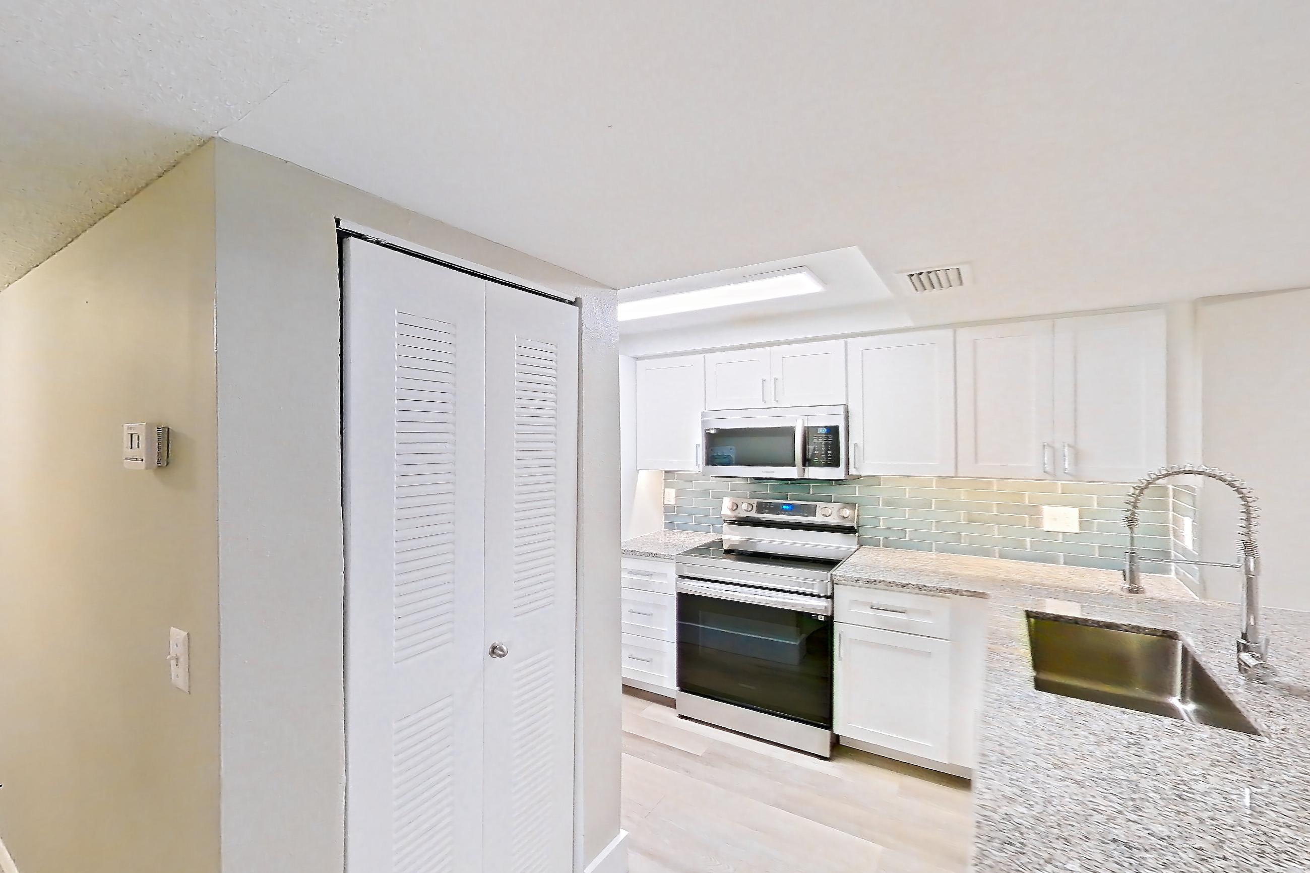 KITCHEN ENTRYWAY