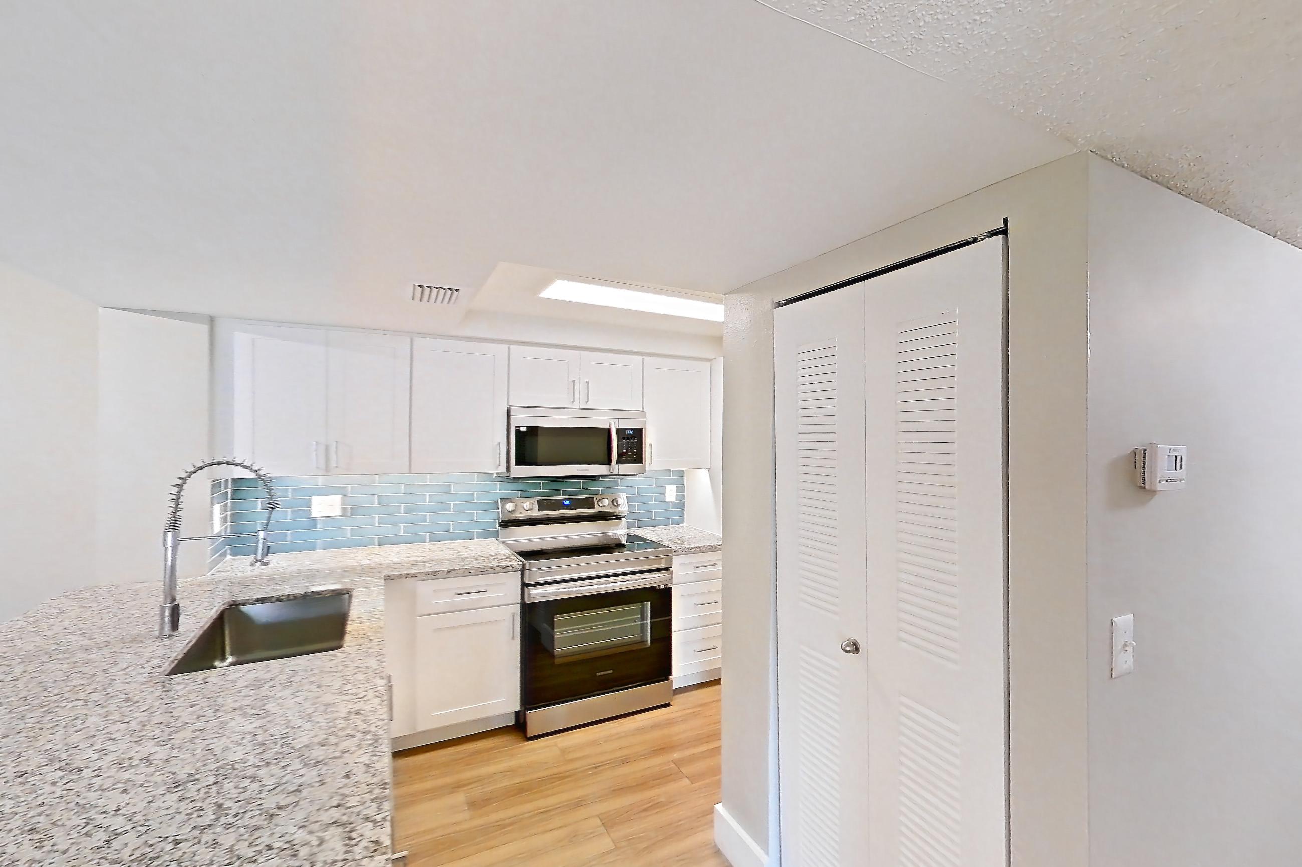 KITCHEN ENTRYWAY
