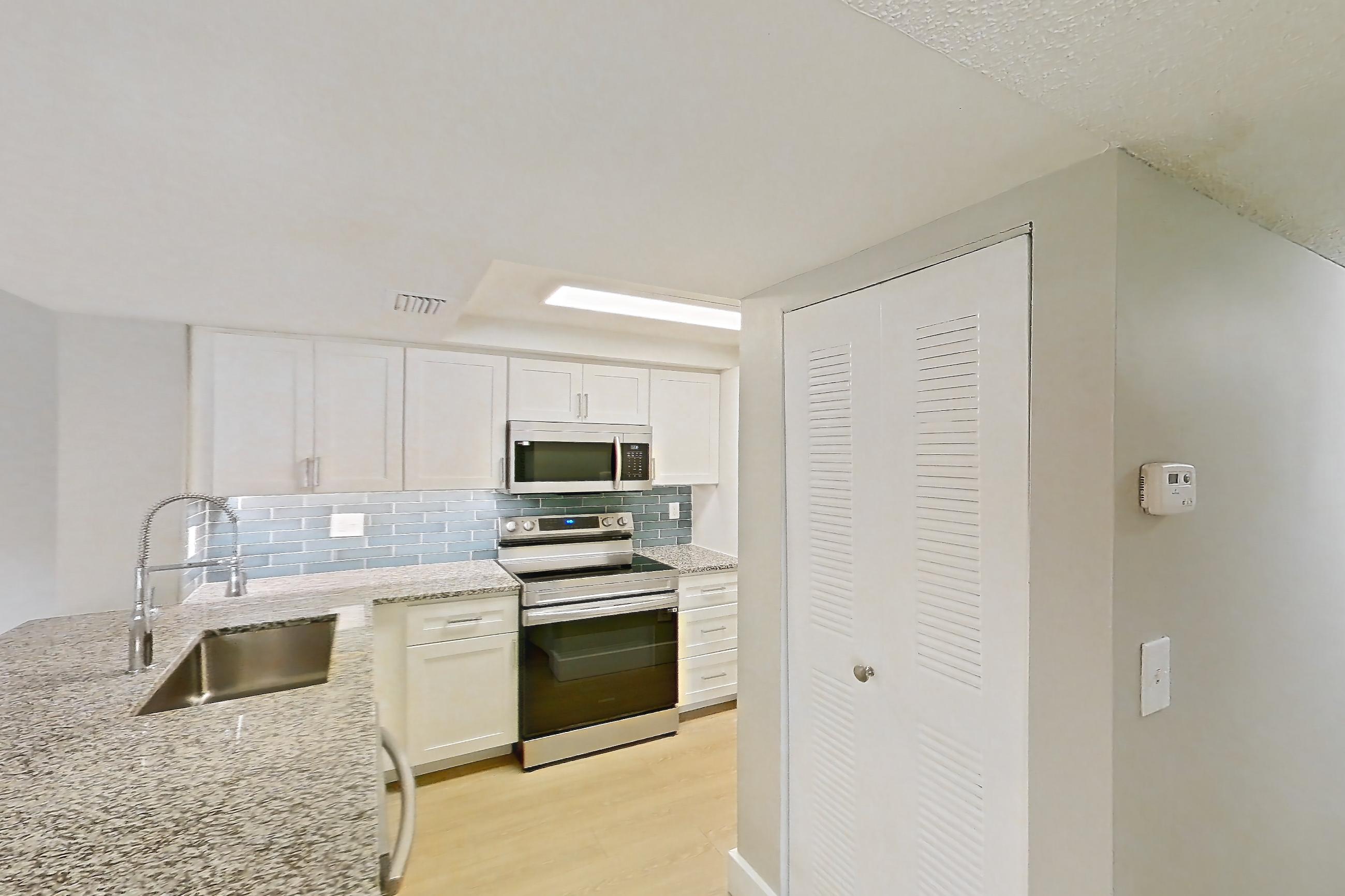 KITCHEN ENTRYWAY