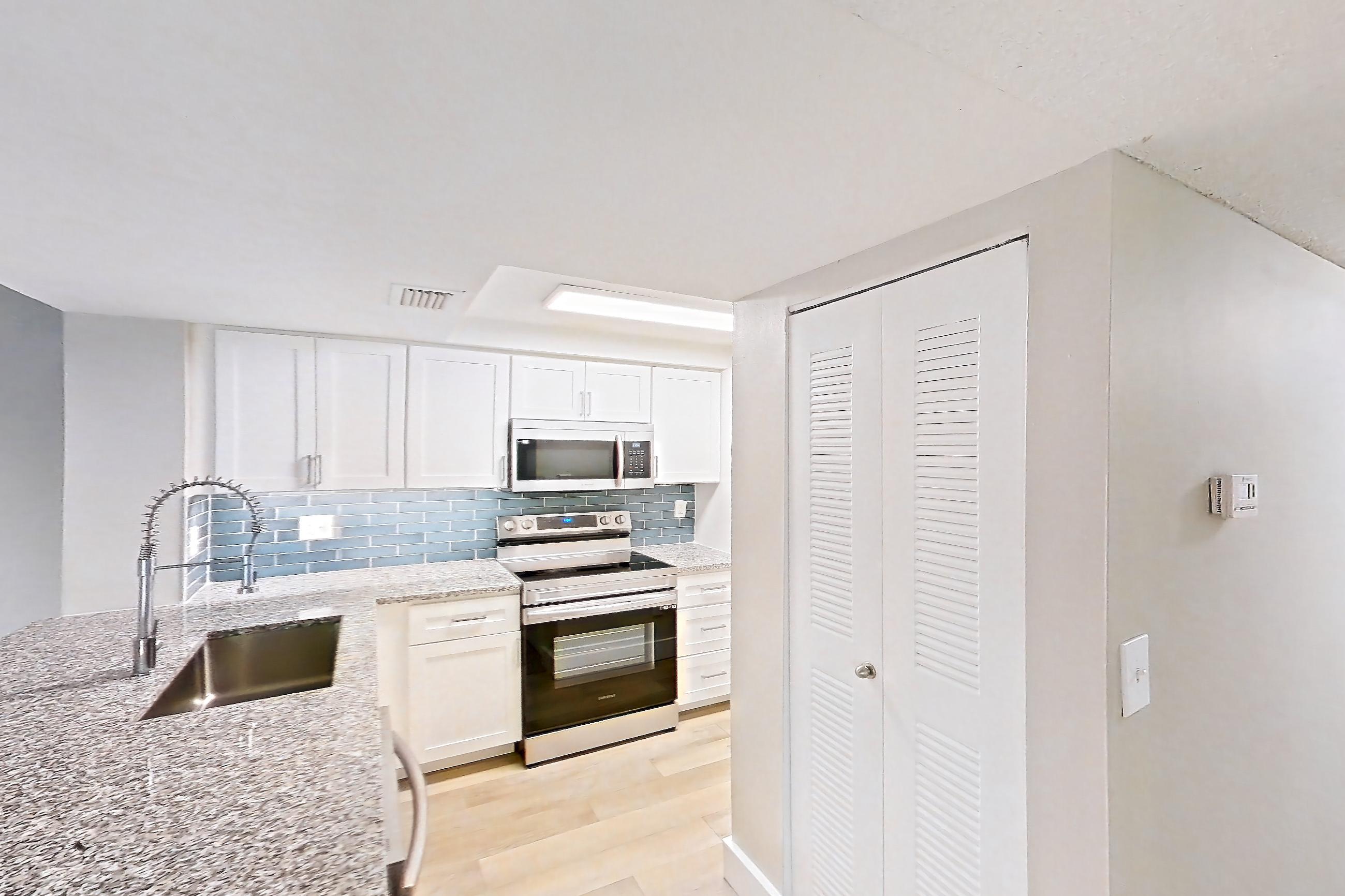 KITCHEN ENTRYWAY