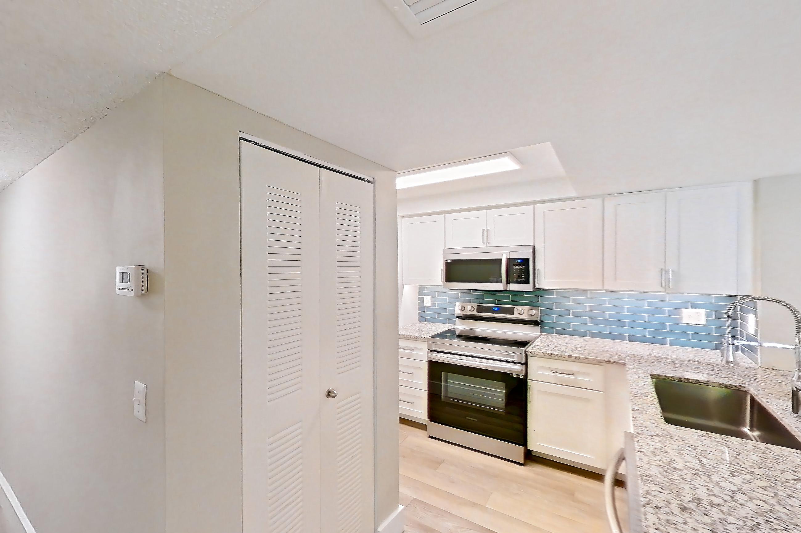 KITCHEN ENTRYWAY