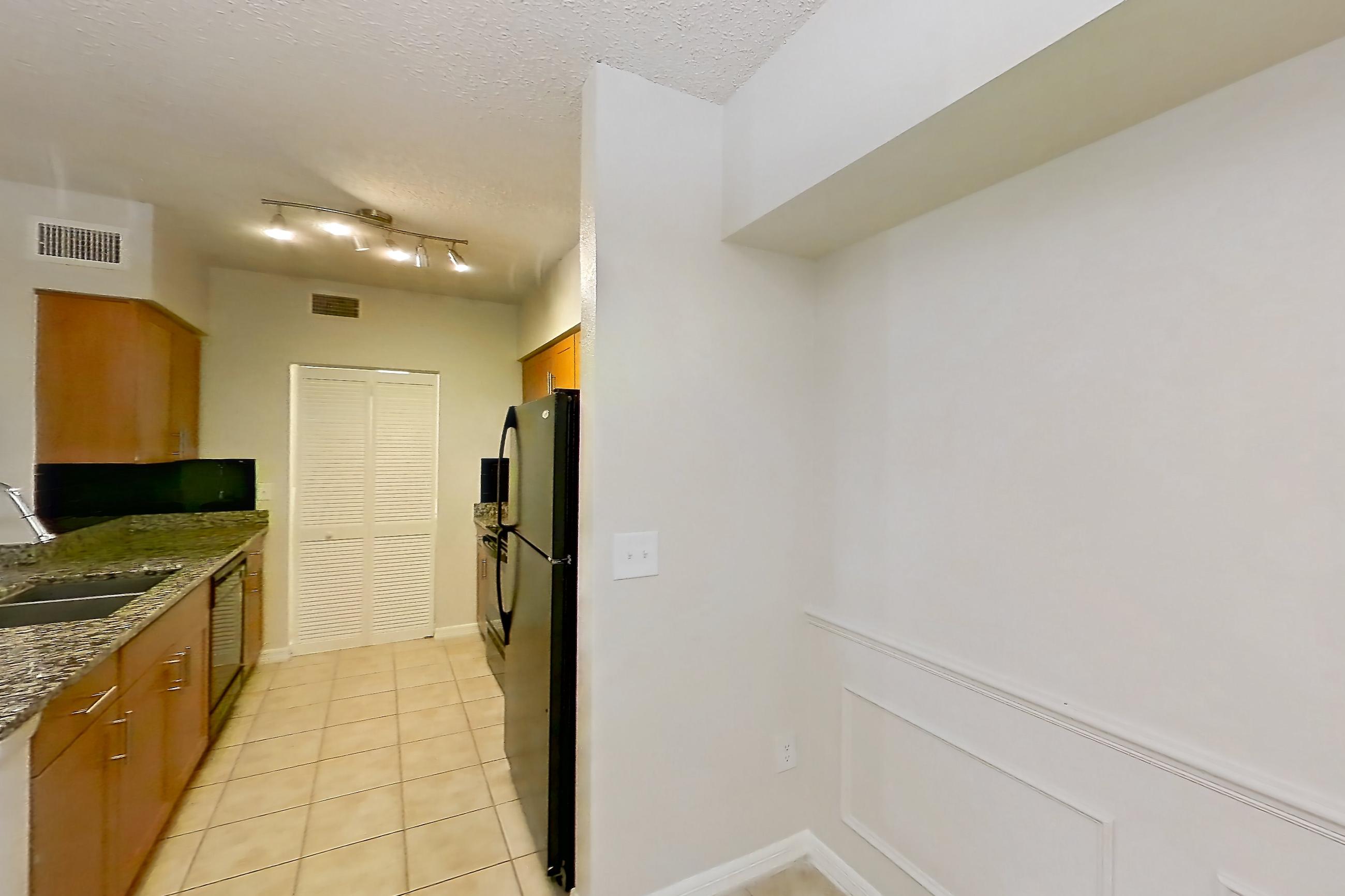 Dining room in Apartment 525318 at Cortland Bayport, B11 - Lagoon South 1 floor plan