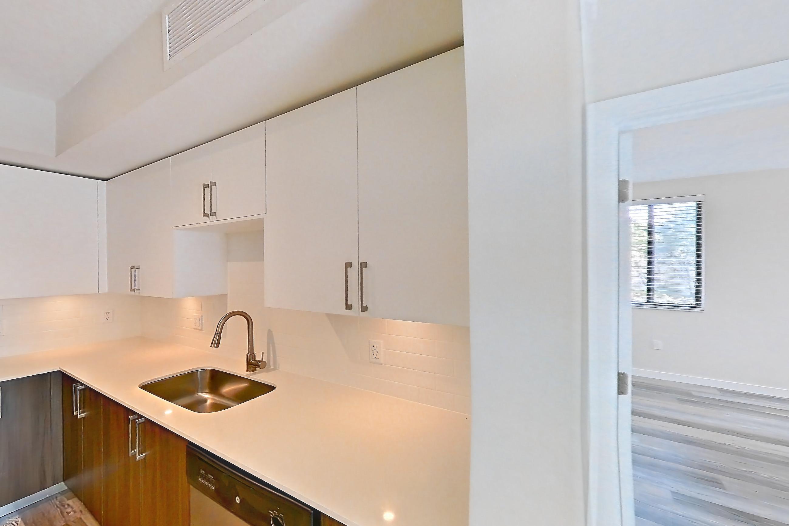 KITCHEN ISLAND CORNER 2