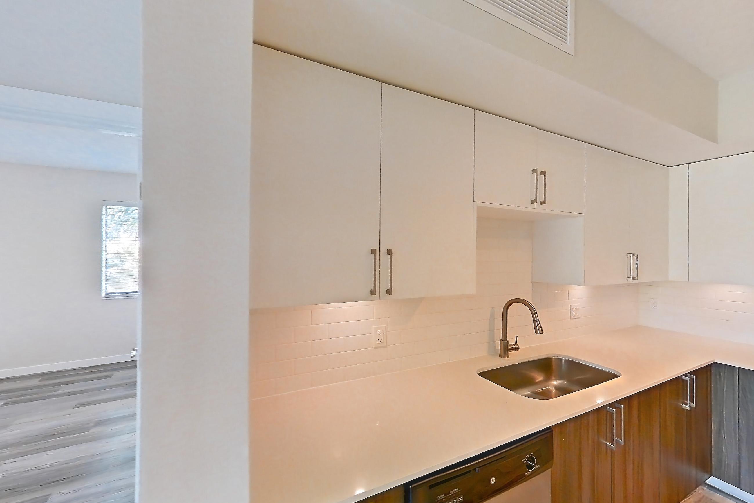 KITCHEN ISLAND CORNER