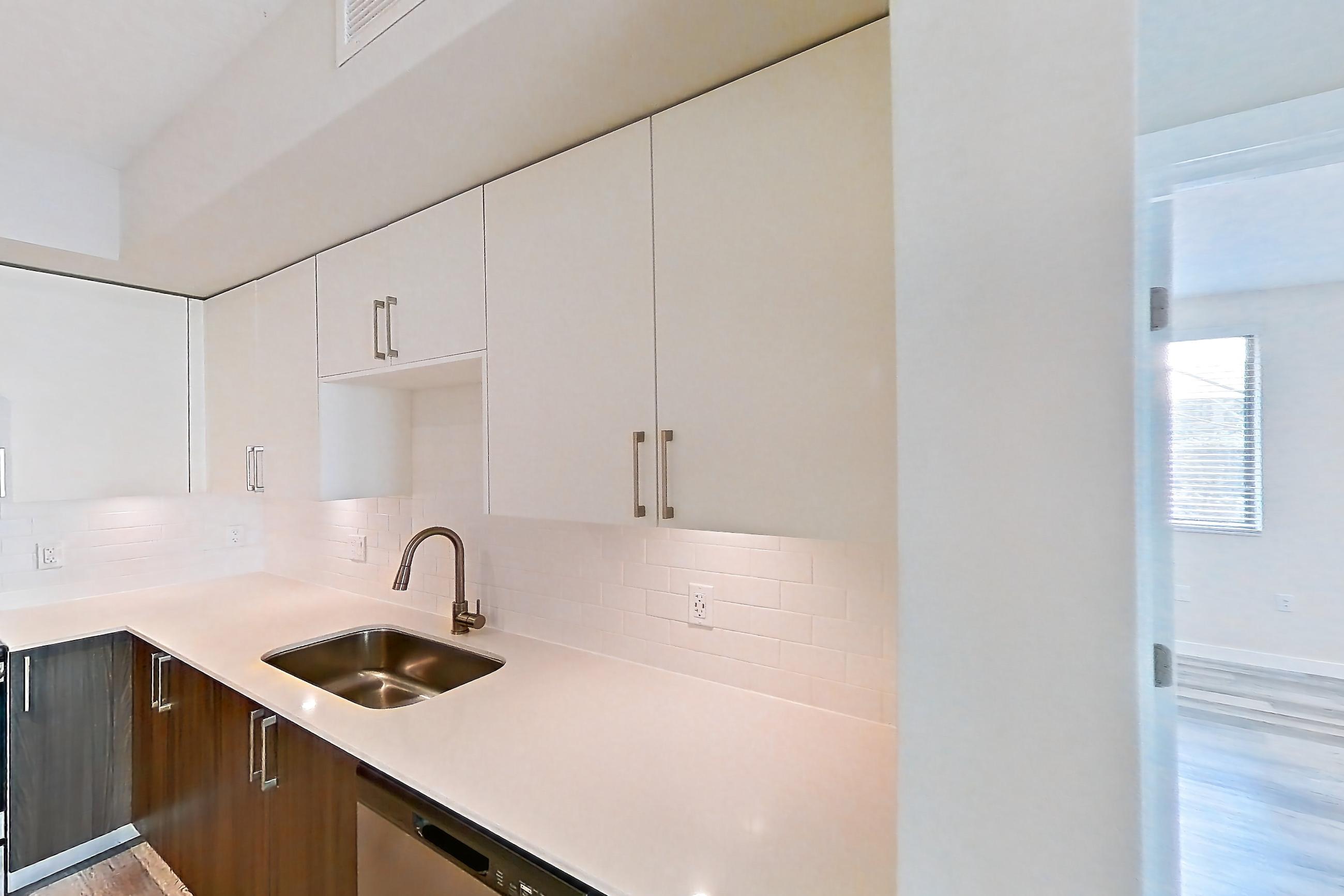 KITCHEN ISLAND CORNER 2