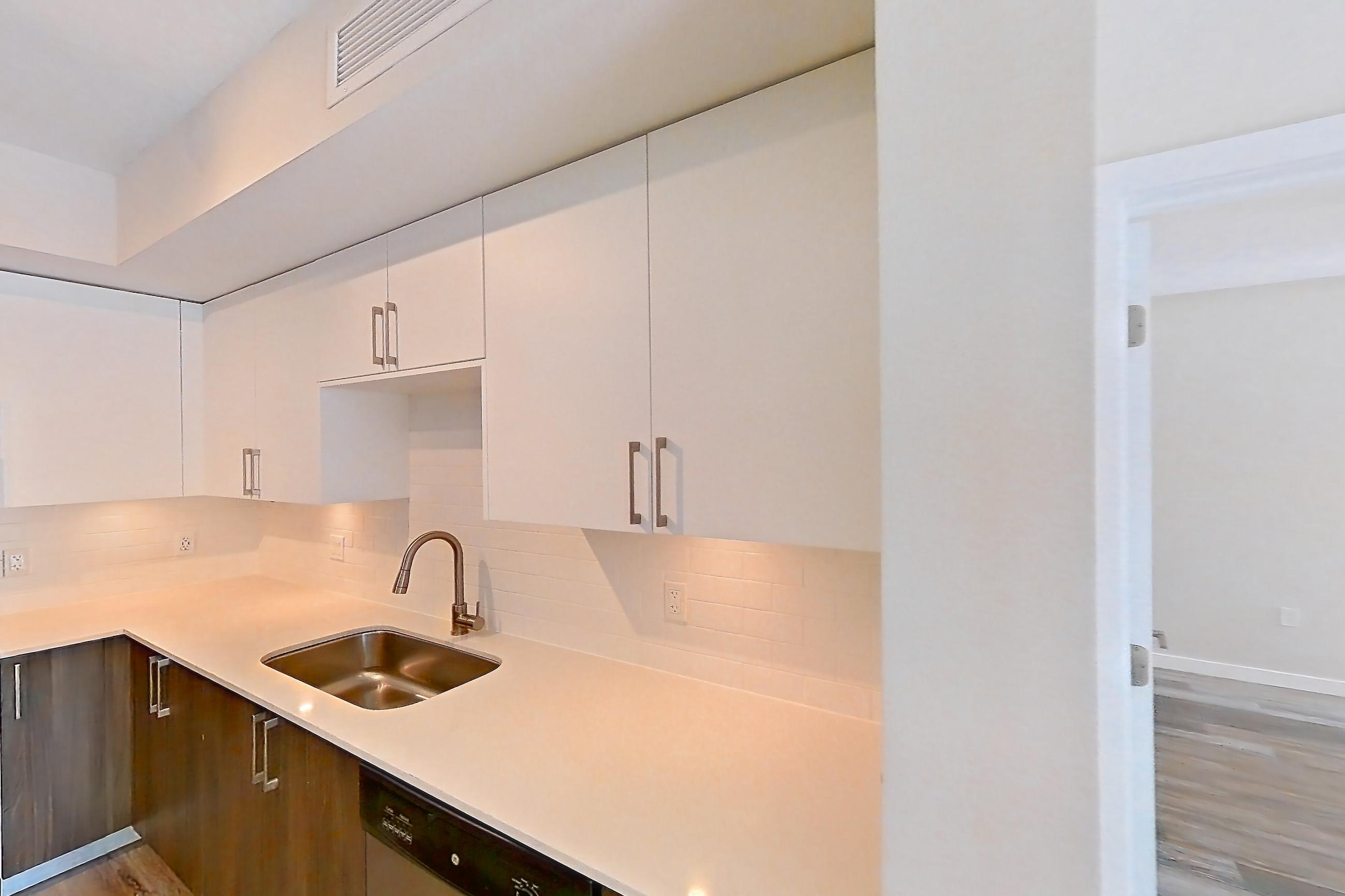 KITCHEN ISLAND CORNER 2