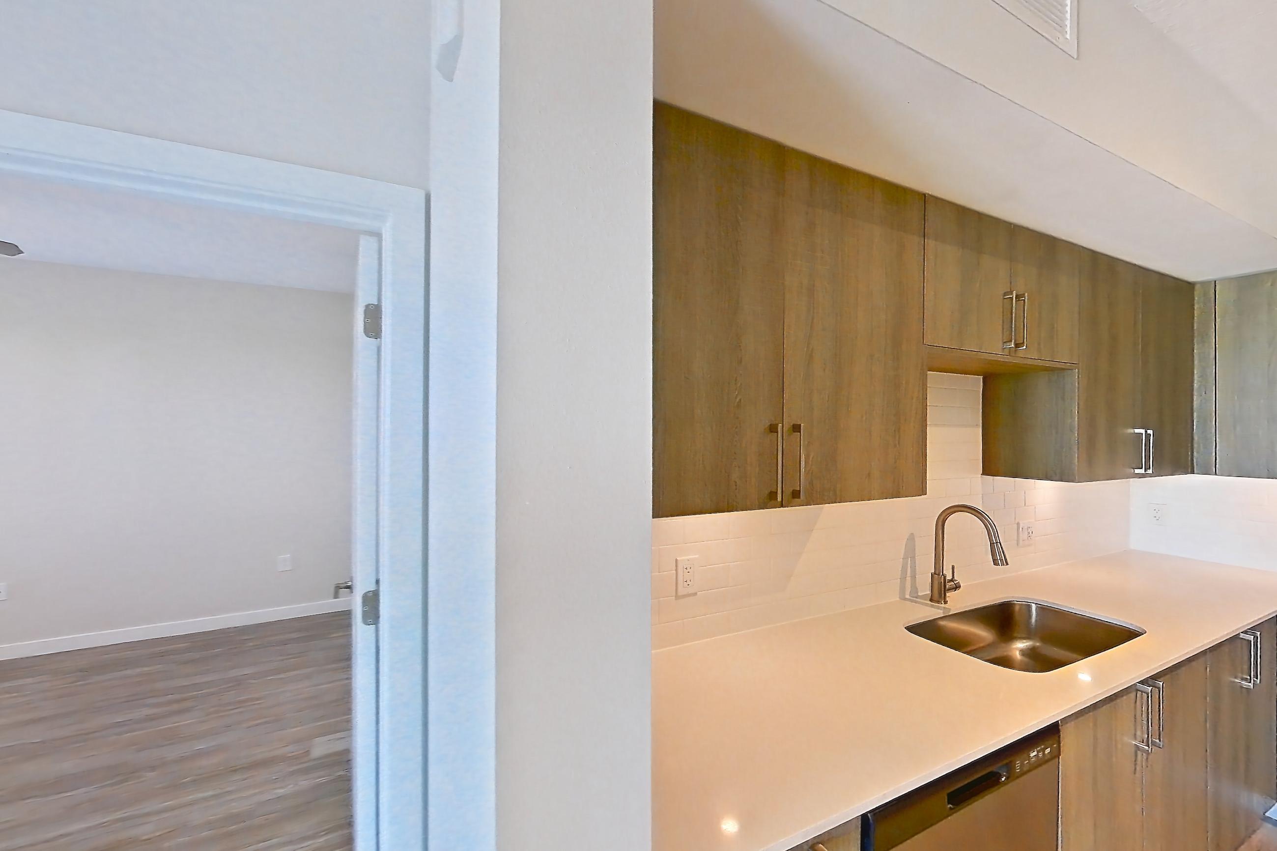KITCHEN ISLAND CORNER