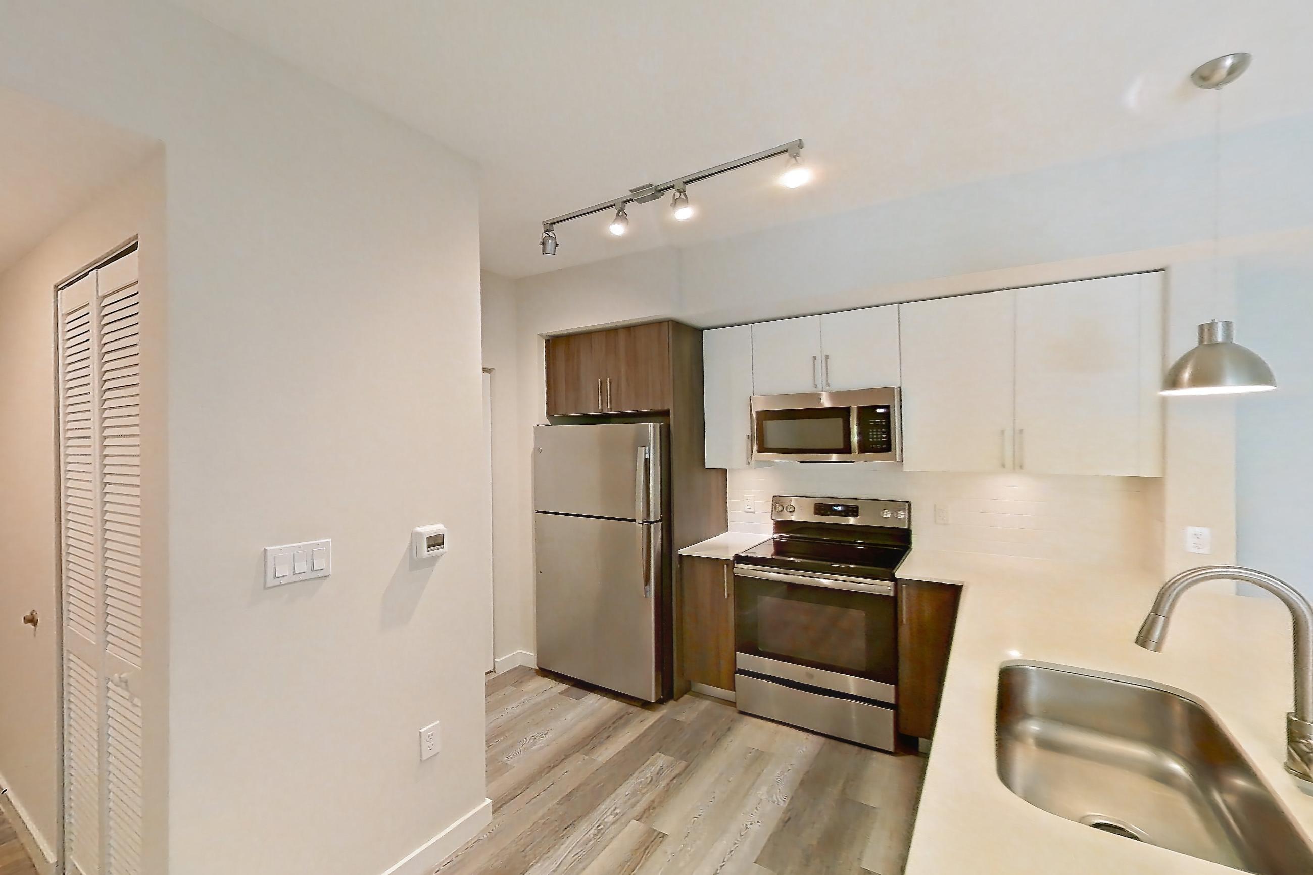KITCHEN ENTRYWAY