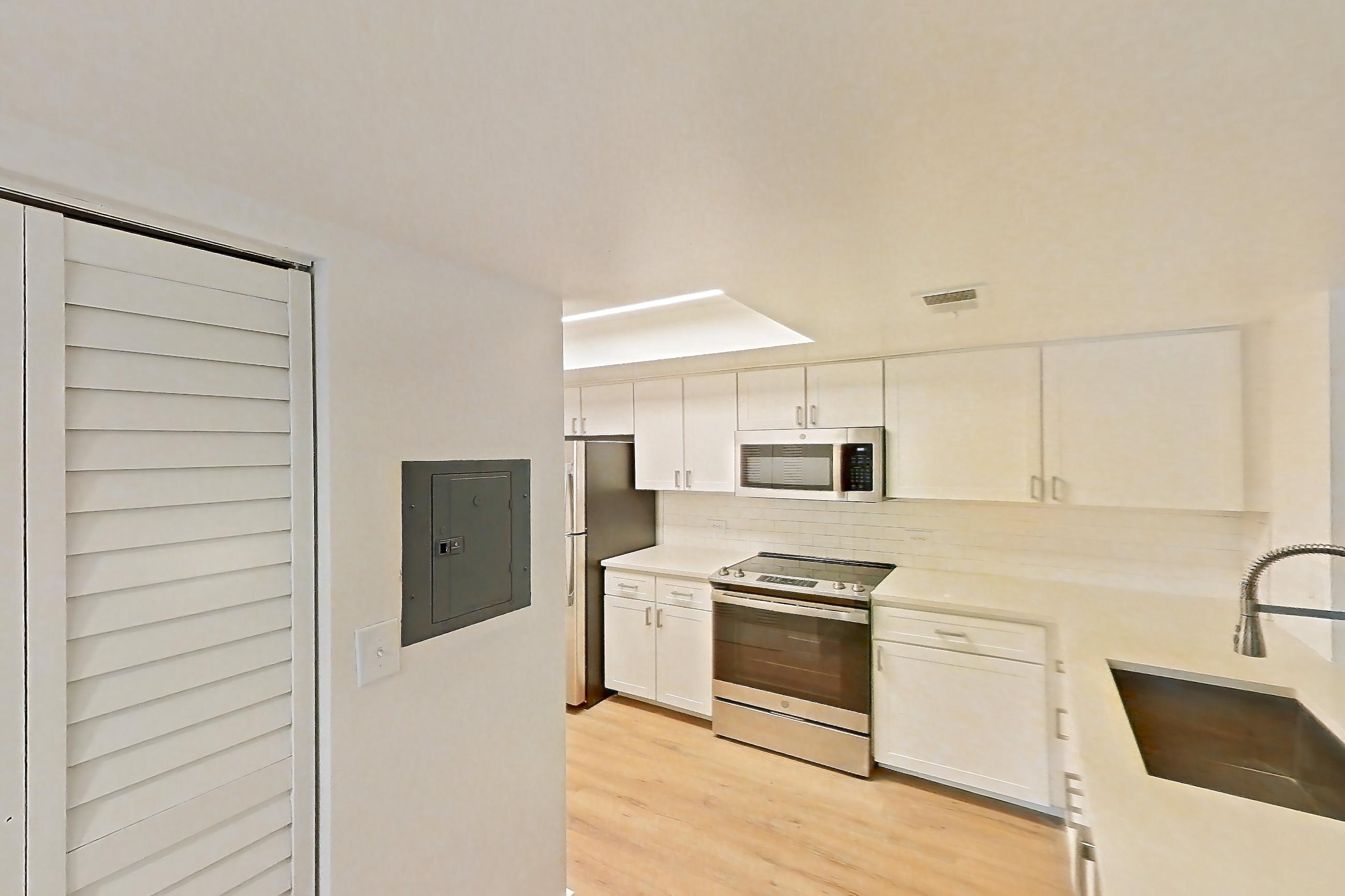 KITCHEN ENTRYWAY