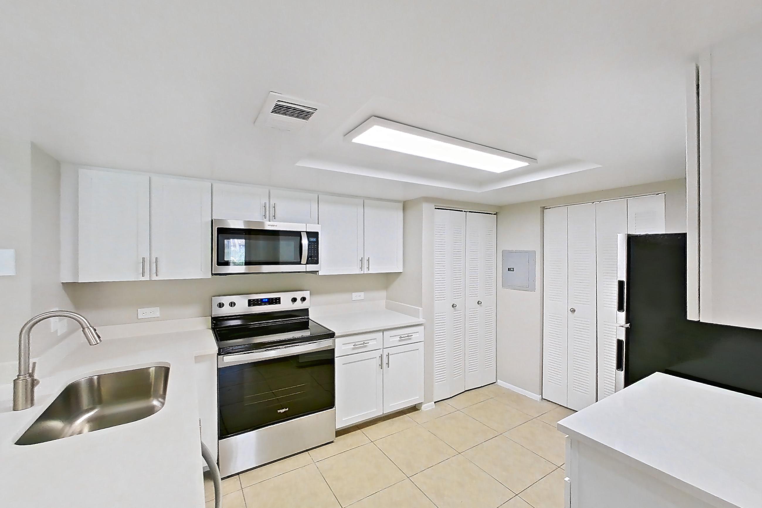 KITCHEN ENTRYWAY