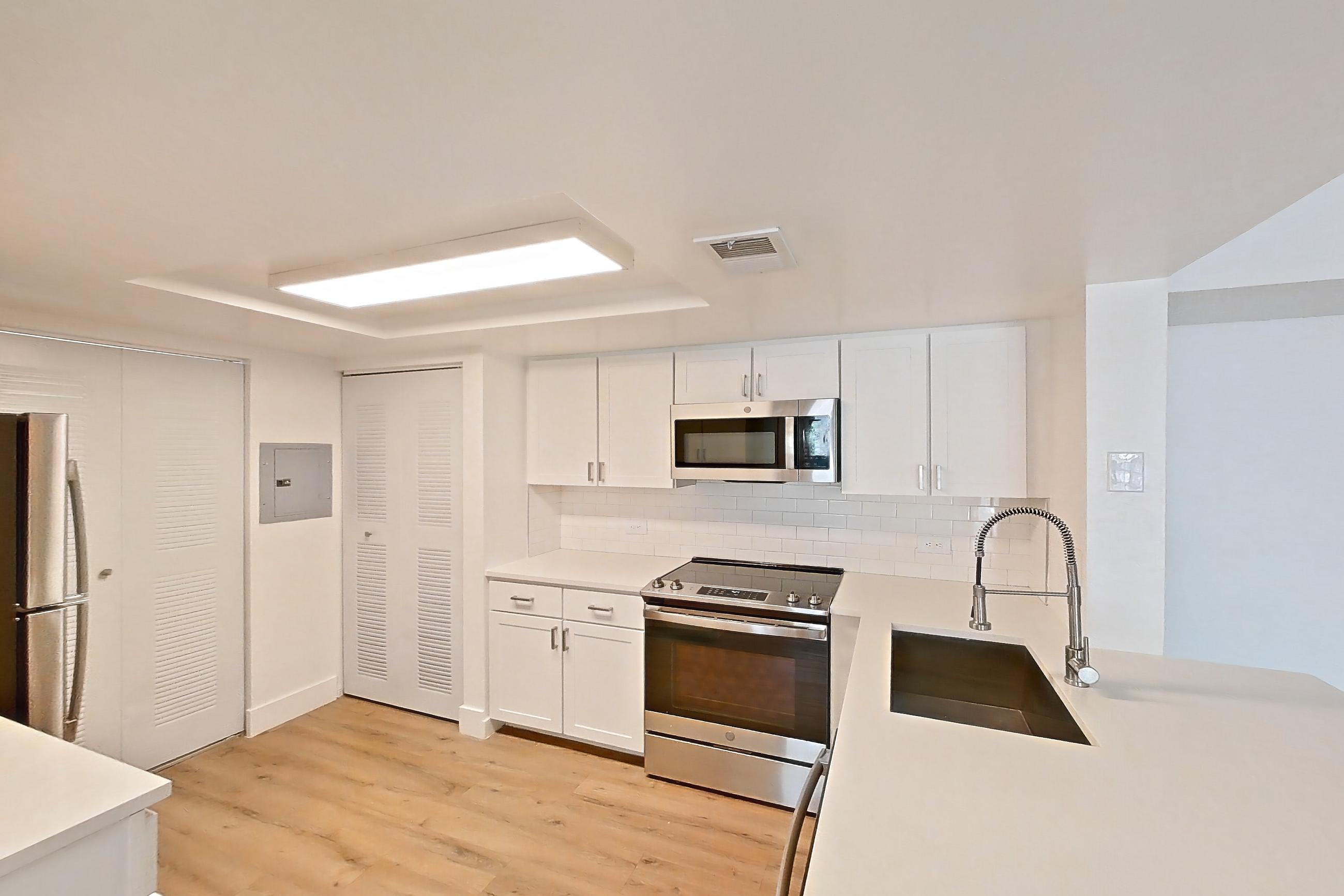 KITCHEN ENTRYWAY