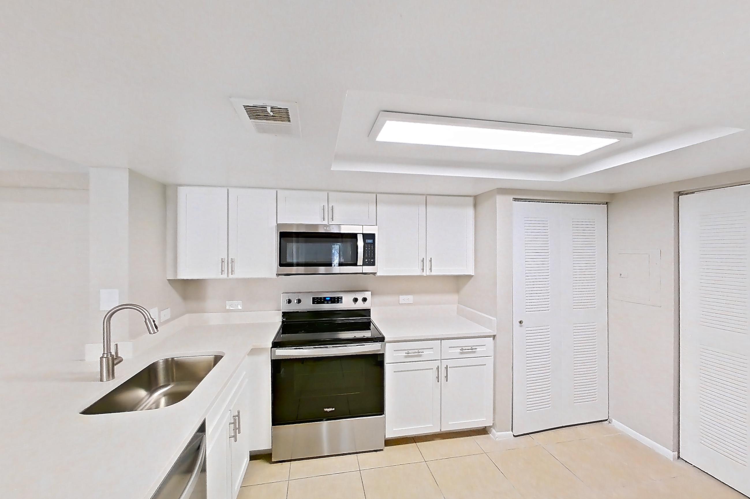 KITCHEN ENTRYWAY