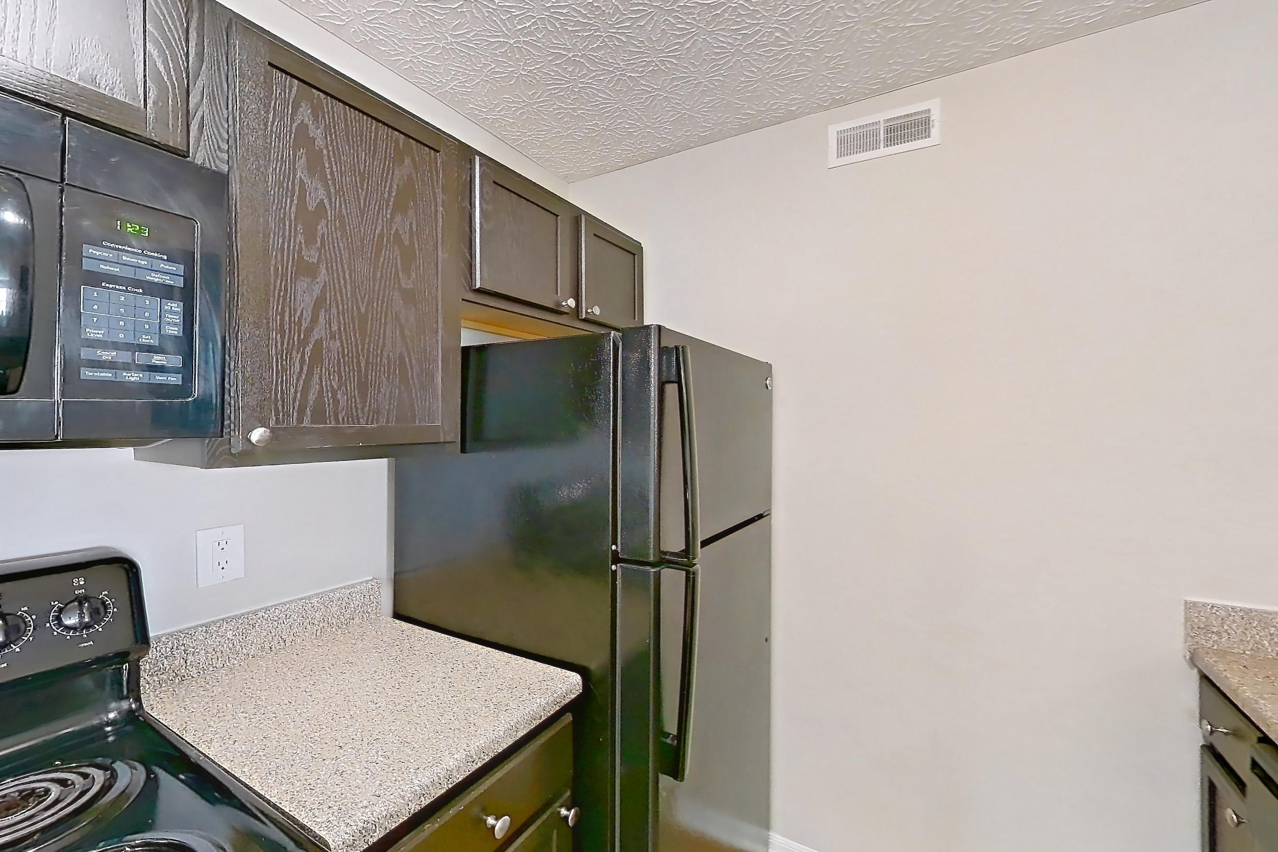 Kitchen in Apartment 3846ecw at The Gardens Columbus, 1D floor plan