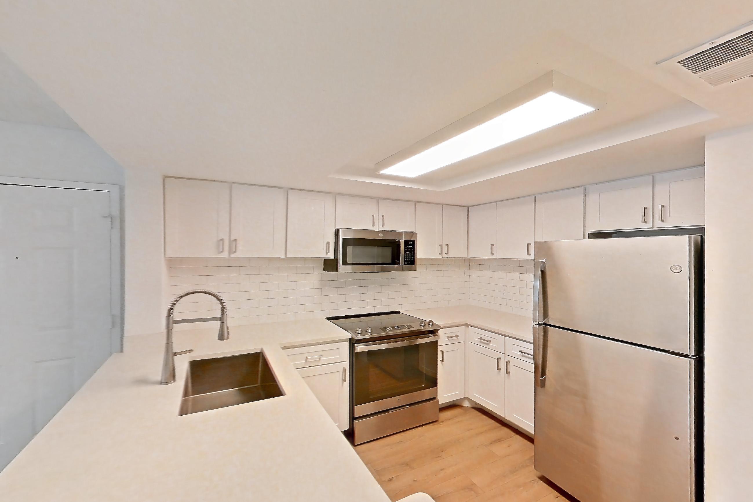 KITCHEN ENTRYWAY
