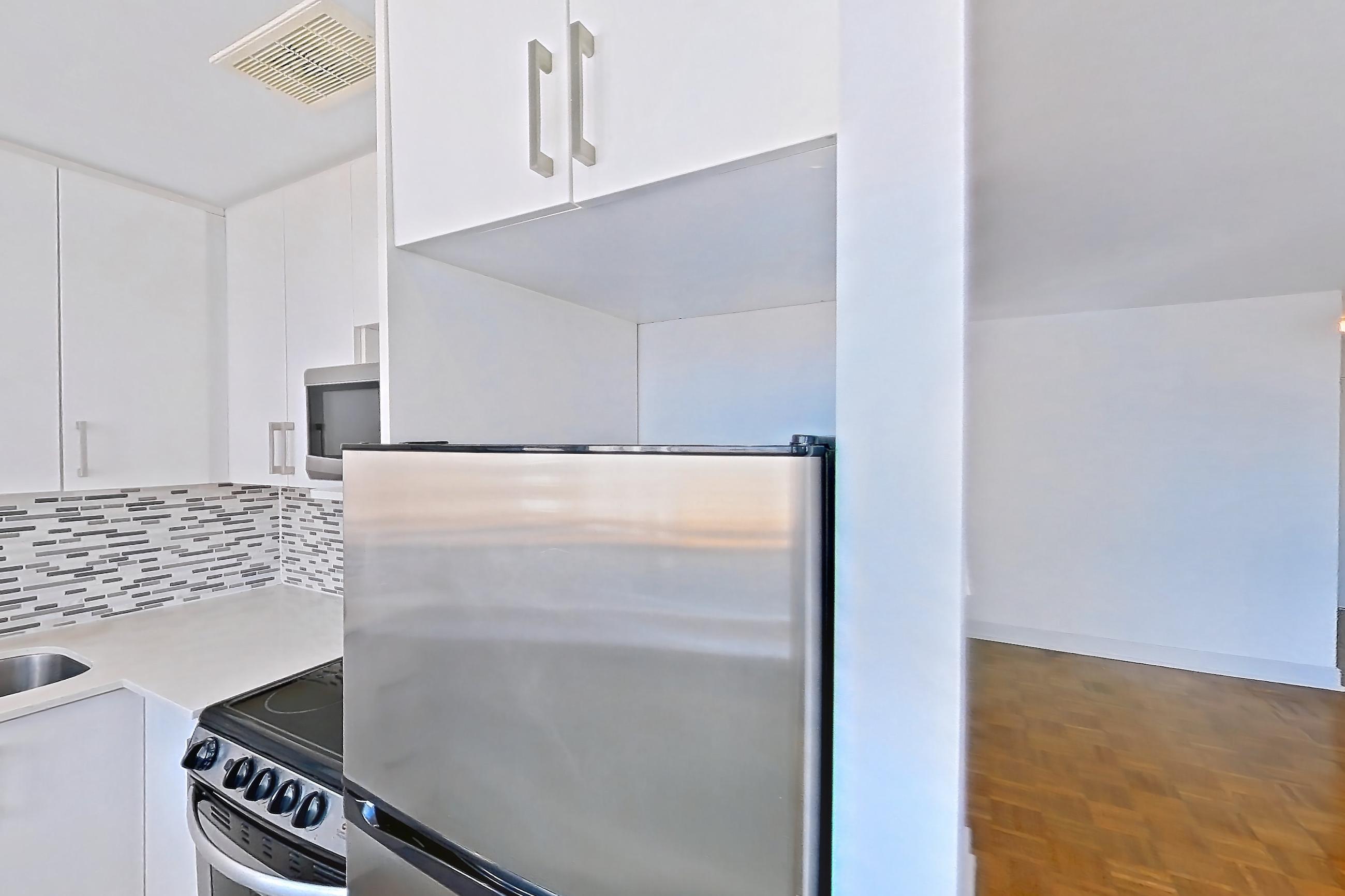 Kitchen in Apartment 1-1714 at Village Green, 0B floor plan