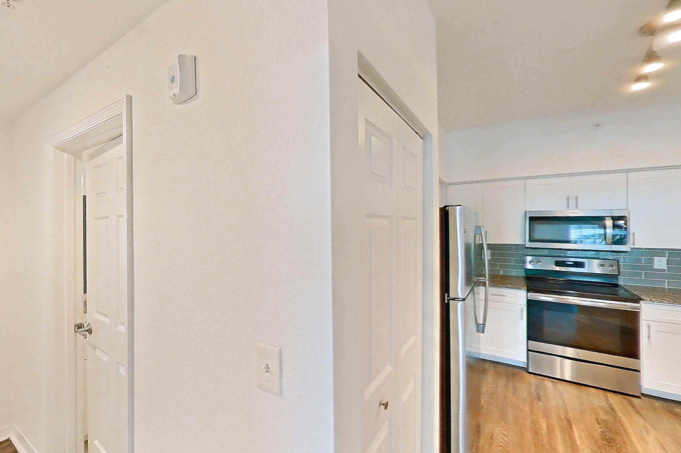 KITCHEN ENTRYWAY