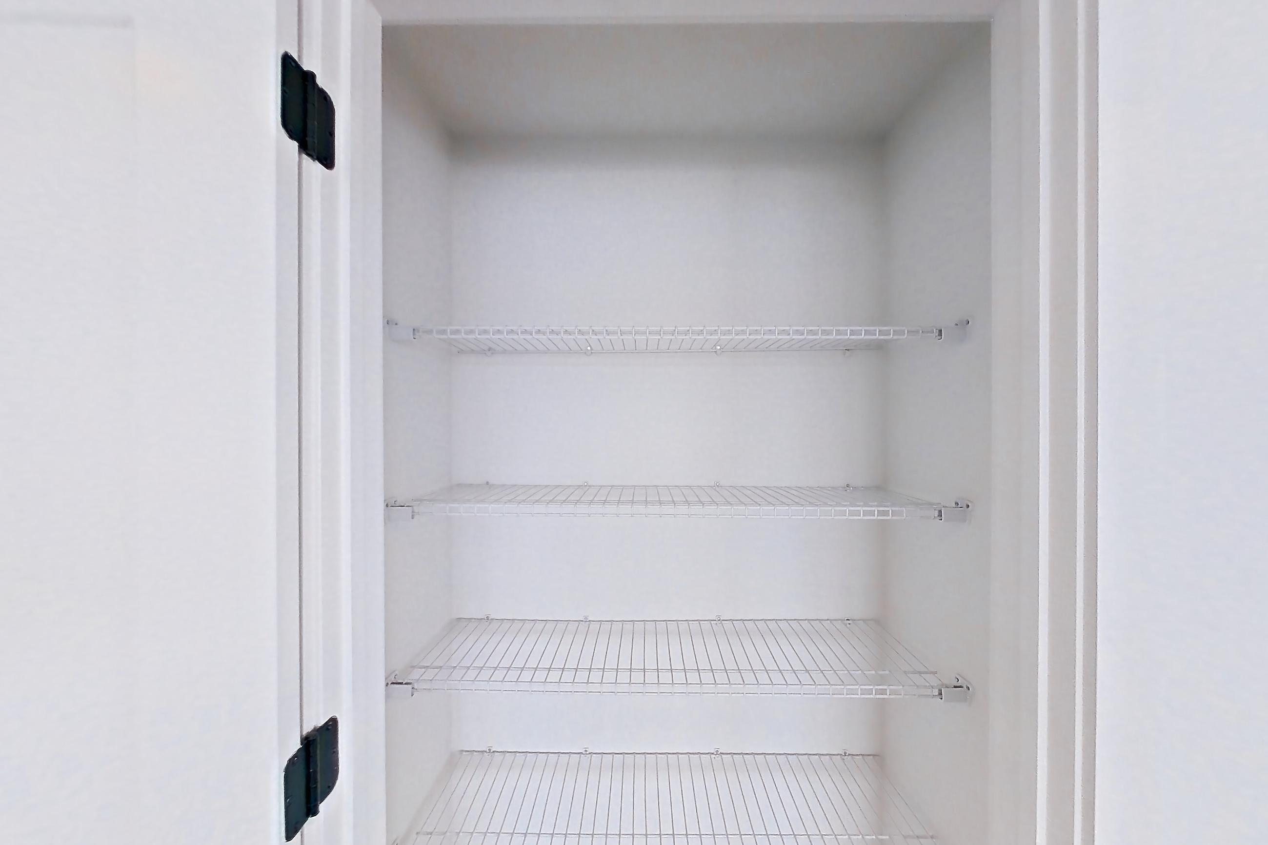 LIVING SPACE CLOSET